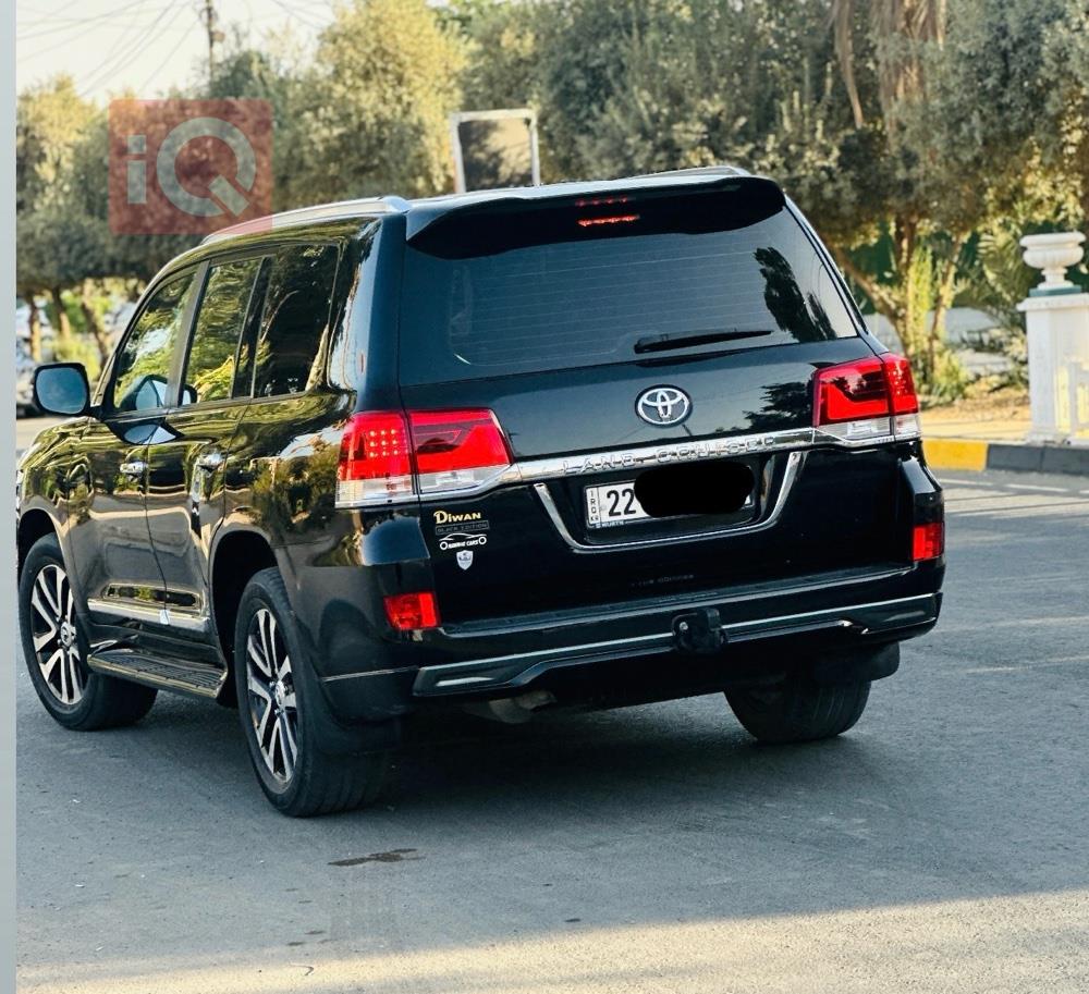 تۆیۆتا لاند کروزەر